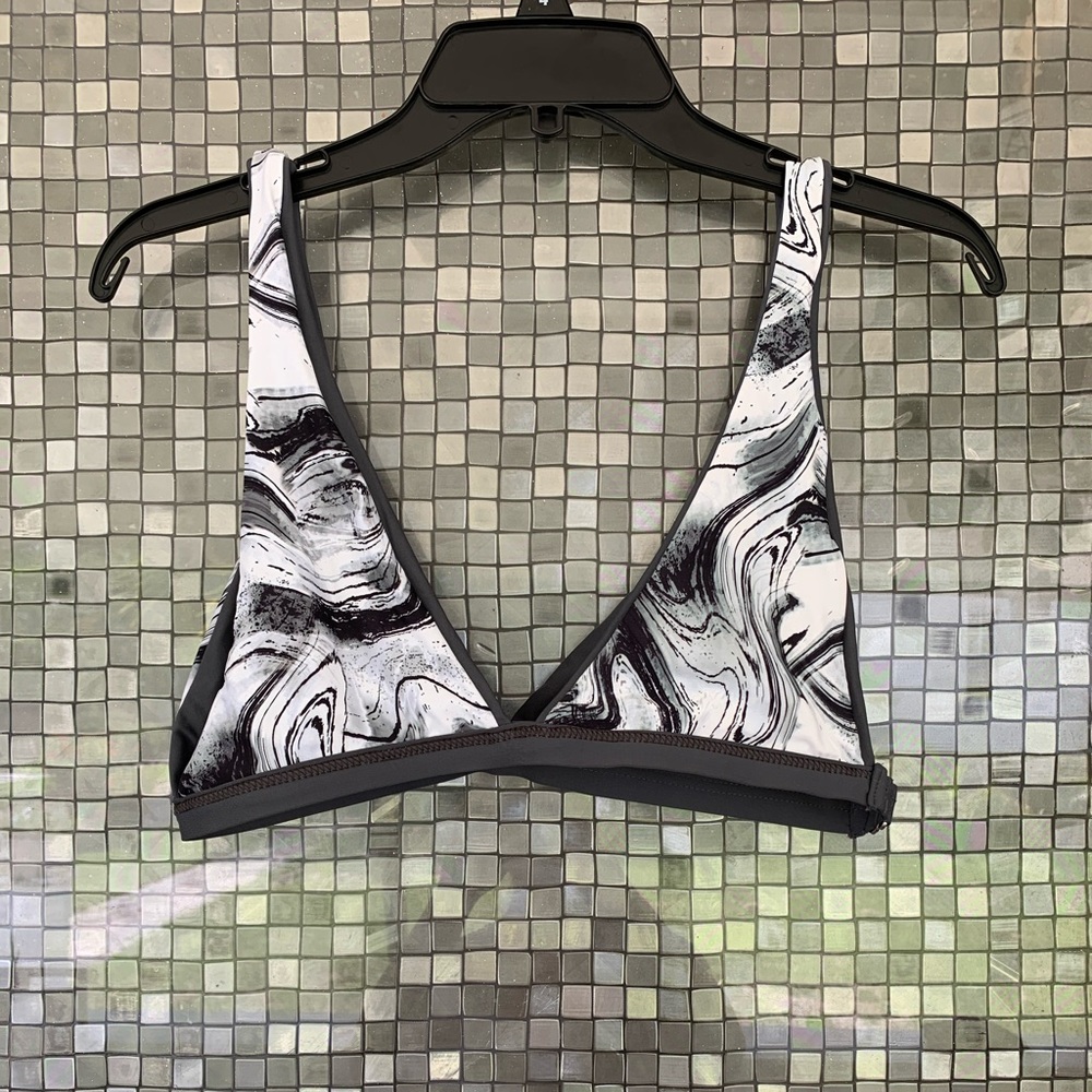 NWOT - Venus marble reversible bikini top